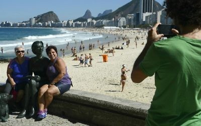 La statue de bronze de l'auteur brésilienne Clarice Lispector est devenue l'endroit à photographier sur la plage de Rio (Crédit : Fernando Frazao/Agencia Brasil/JTA)