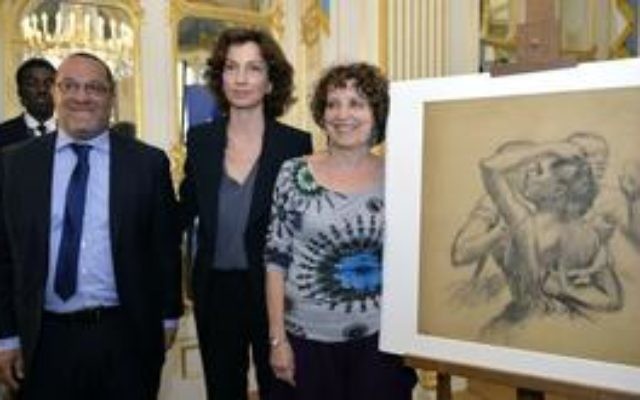 Audrey Azoulay, ministre de la Culture, et Viviane Dreyfus héritière du table 'Trois danseuses en buste' (Crédit : © MCC / Thibaut Chapotot)