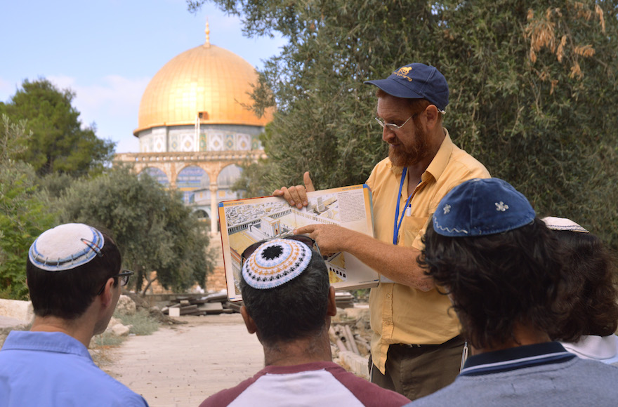 Lors d'une visite sur le mont du Temple, Yehuda Glick montre aux Juifs religieux un diagramme du temple juif, qui se trouvait autrefois où le dôme doré du Rocher est aujourd'hui, le 17 septembre 2013, à Jérusalem, en Israël (Crédit : Christa Case Bryant / The Christian Science Monitor via Getty Images)