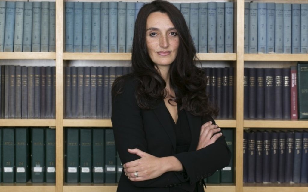 Déborah Abitbol, avocate franco-israélienne, représente des victimes françaises des arnaques au forex et aux options binaires. (Crédit : autorisation)