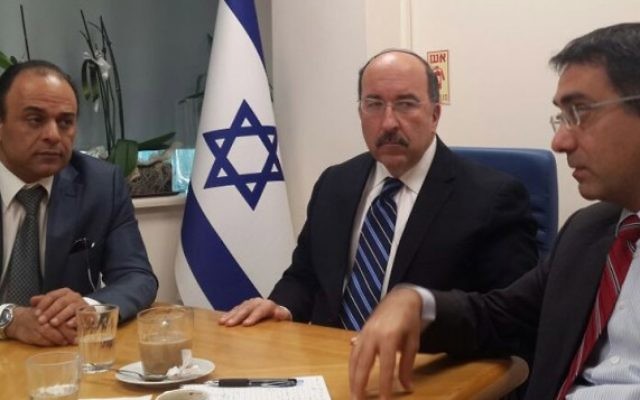 Le consul général d'Israël à Istanbul, Shai Cohen (à gauche) avec le directeur général du ministère des Affaires étrangères Dore Gold et le chef du bureau Gilad Cohen, le 21 mars 2016, à Istanbul. (Crédit : ministère des Affaires étrangères)