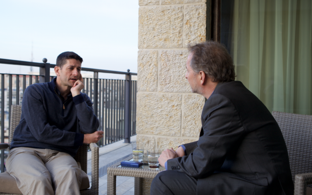 Paul Ryan (à gauche), lors d'une interview par le rédacteur en chef du Times of Israel, David Horovitz, à Jérusalem, le 3 avril 2016. (Crédit photo : autorisation)