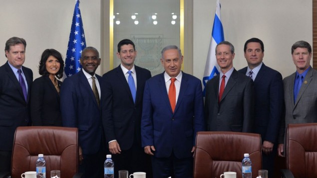 Le Président de la Chambre des représentants américaine, Paul Ryan, et d'autres membres de la délégation venue avec lui en Israël rencontrent le Premier ministre Benjamin Netanyahu à Jérusalem, le 4 avril 2016. (Crédit photo : Kobi Gideon/GPO) 