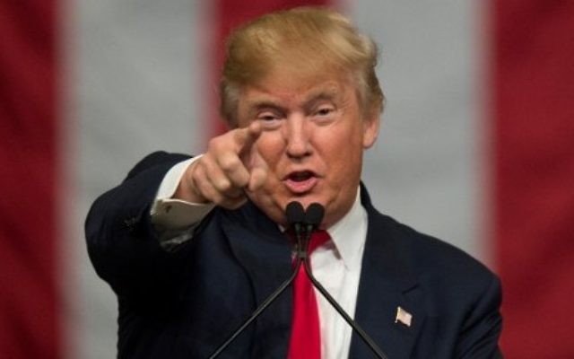 Le candidat républicain à la présidentielle, Donald Trump, pendant un meeting de campagne à North Charleston, en Caroline du Sud, le 19 février 2016. (Crédit : AFP/Jim Watson)