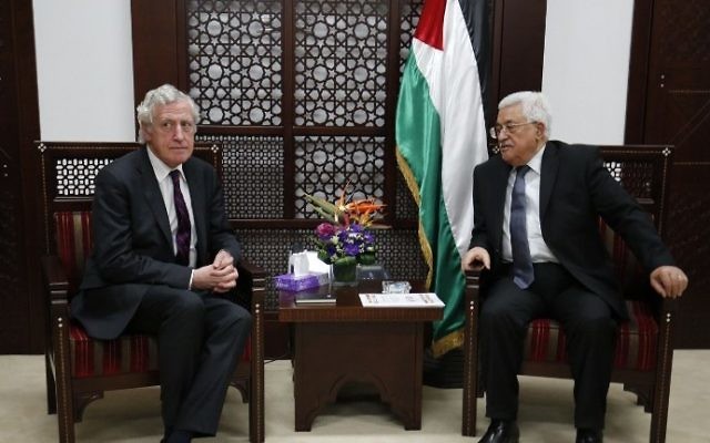 L'envoyé français au Moyen Orient Pierre Vimont et le président de l'Autorité palestinienne Mahmoud Abbas à Ramallah, en Cisjordanie, le 15 mars 2016. (Crédit : Abbas Momani/AFP)