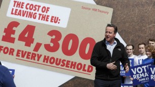 Le Premier ministre britannique David Cameron pendant la campagne sur le référendum pour le maintien ou la sortie de la Grande-Bretagne de l'Union européenne, dans sa circonscription de Witney, dans le centre de l'Angleterre, le 14 mai 2016. (Crédit : Eddie Keogh/Pool/AFP)