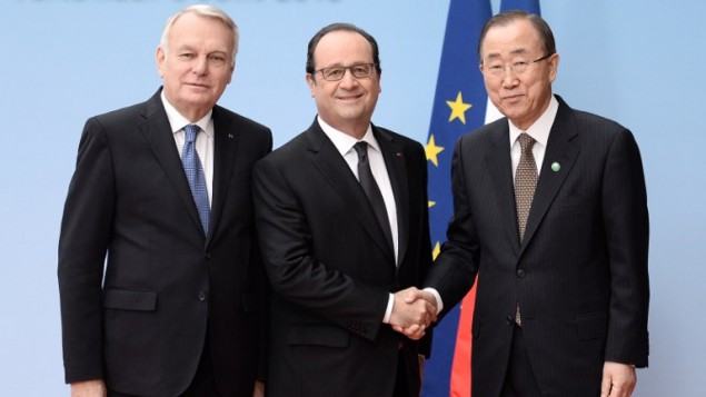 (de gauche à droite) Le ministre français des Affaires étrangères Jean-Marc Ayrault, le président français François Hollande et le Secrétaire général des Nations unies Ban Ki-moon posent lors d'une réunion internationale et inter-ministérielle dans le but de relancer le processus de paix israélo-palestinien, à Paris, le 3 juin 2016. (Crédit : AFP photo / Pool / Stephane de SAKUTIN)