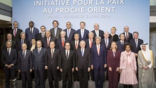 Le président français François Hollande (au centre), le secrétaire général de l'ONU Ban Ki-moon (au centre, à gauche), le ministre français des Affaires étrangères Jean-Marc Ayrault (au centre, à droite), le secrétaire d'Etat américain John Kerry (4° à droite), la responsable des Affaires étrangères de l'UE Federica Mogherini (3° à droite) et des responsables pour la photo de groupe de la conférence sur l'initiative pour la paix au proche Orient, organisée à Paris le 3 juin 2016. (Crédit : AFP Photo/Pool/Kamil Zihnioglu)