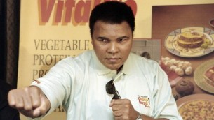 Mohamed Ali pendant une conférence de presse à Jakarta, le 21 octobre 1996. (Crédit : AFP / JOHN MACDOUGALL)