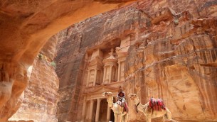 La cité antique de Petra, le 13 juin 2016. (Crédit : Khalil Mazraawi/AFP)