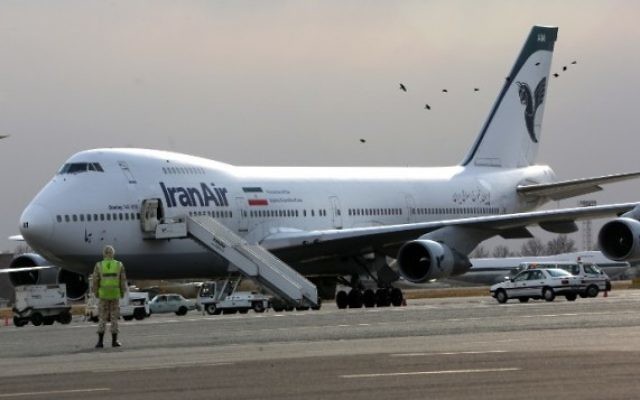 Un Boeing 747 d'IranAir sur le tarmac de l'aéroport intérieur de Mehrabad à Téhéran, le 15 janvier 2013. (Crédit : AFP/Behrouz Mehri)