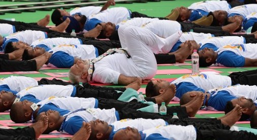 Le Premier ministre indien Narendra Modi (au centre en blanc) participe à une session de yoga avec d'autres pratiquants indiens pour marquer la deuxième Journée internationale du yoga, au complexe Captol, à Chandigarh, le 21 juin 2016. (Crédit : Prakash Singh/AFP)