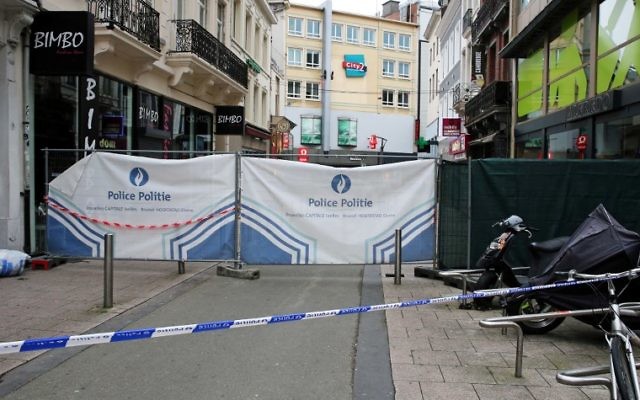 Cette photo montre la zone bouclée sur les lieux d'une alerte à la bombe dans la ville au centre commercial de la rue Neuve dans le centre-ville de Bruxelles, le 21 juin 2016. (Crédit : AFP / Belga / NICOLAS MAETERLINCK / Belgium OUT)