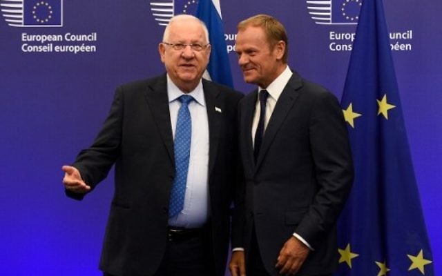 Le président du Conseil européen, Donald Tusk, à droite, et le président Reuven Rivlin avant leur rencontre au siège de l'Union à Bruxelles, le 21 juin 2016. (Crédit : AFP/John Thys)