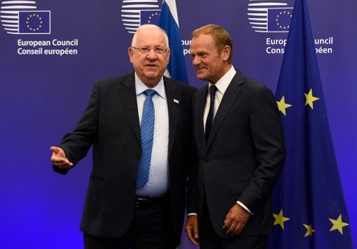 Le président du Conseil européen, Donald Tusk, à droite, et le président Reuven Rivlin avant leur rencontre au siège de l'Union à Bruxelles, le 21 juin 2016. (Crédit : AFP/John Thys)