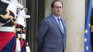 Le président français François Hollande attend son homologue ukrainien au Palais de l'Elysée, à Paris, le 21 juin 2016. (Crédit : AFP/Geoffroy van Der Hasselt)