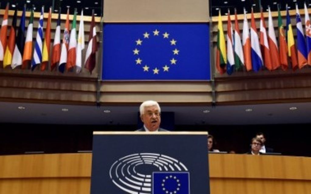 Le président de l'Autorité palestinienne Mahmoud Abbas devant le Parlement européen à Bruxelles, le 23 juin 2016. (Crédit : John Thys/AFP)