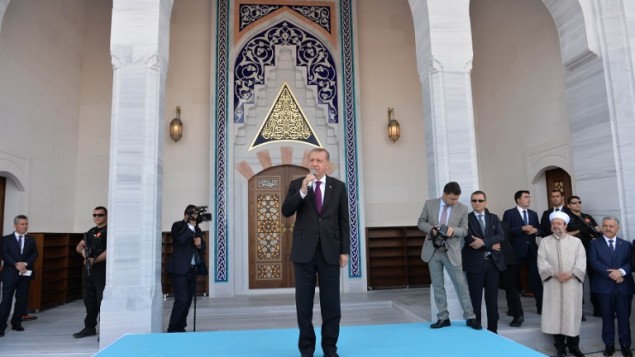 Le président turc Recep Tayyip Erdogan pendant l'inauguration de la mosquée Bayzid I à l'aéroport international Esenboga d'Ankara, le 23 juin 2016. (Crédit : AFP/Adem Altan)