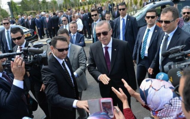 Le président turc Recep Tayyip Erdogan, au centre, arrive à l'inauguration de la mosquée Bayzid à l'aéroport international Esenboga d'Ankara, le 23 juin 2016. (Crédit : Adem Altan/AFP)