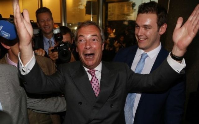 Nigel Farage, alors dirigeant de l'Ukip, après l'annonce des résultats du référendum sur le Brexit, le 24 juin 2016. (Crédit : Geoff Caddick/AFP)