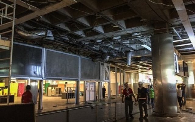 Des employés évaluent les dommages des explosions et des attentats au terminal des arrivées internationales de l'aéroport international Atatürk d'Istanbul, le 29 juin 2016. (Crédit : AFP/Ozan Kose)