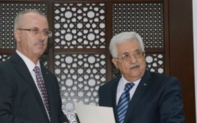 Le président de l'Autorité palestinienne Mahmoud Abbas (à droite) et Rami Hamdallah, à Ramallah, en Cisjordanie. (Crédit : AFP/PPO/HO)