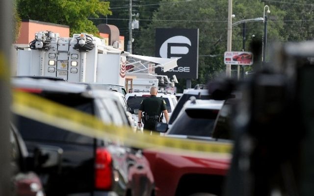 Des officiers de police à Orlando à l'extérieur de la discothèque du Pulse après une  prise d'otages et une fusillade, le 12 juin 2016 en Floride. (Crédit : Gerardo Mora / Getty Images / AFP)