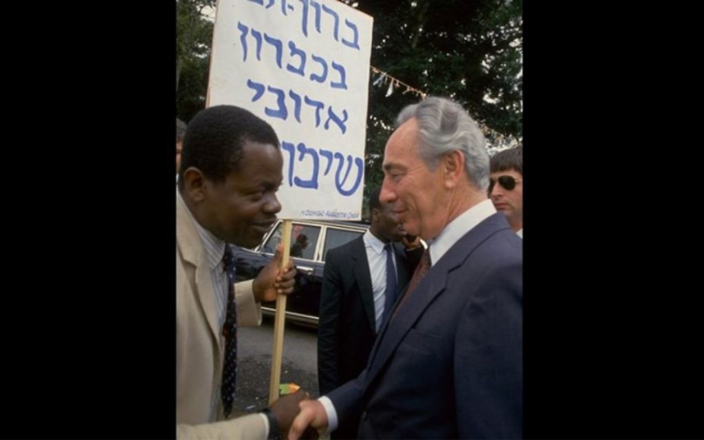 Le Premier ministre Shimon Peres en visite au Cameroun, le 27 août 1986. (Crédit : Nati Harnik/GPO)