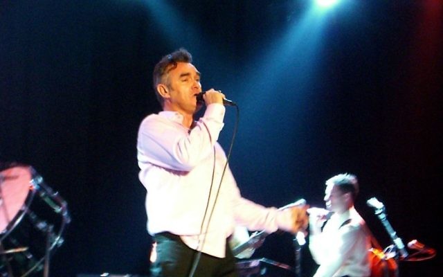 Le chanteur Morrissey lors d'un concert au festival SXSW d'Austin, Etats-Unis, en mars 2006. (Crédits : Wiki Commons)