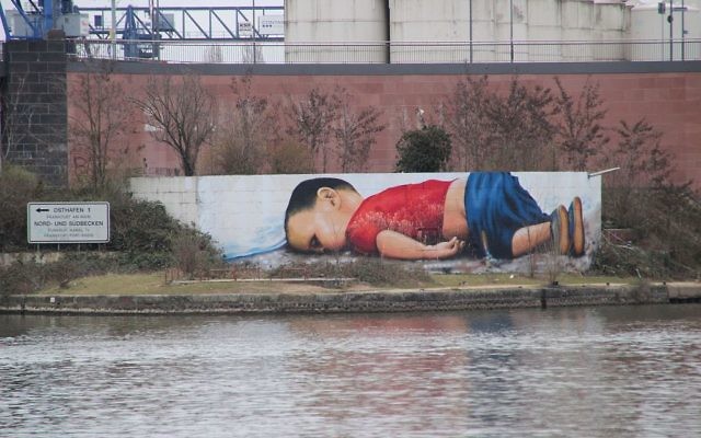 La fresque réalisée par deux artistes allemands et représentant Aylan Kurdi, enfant de trois ans mort noyé en Méditerranée. (Crédits : Frank C. Müller/WikiCommons)