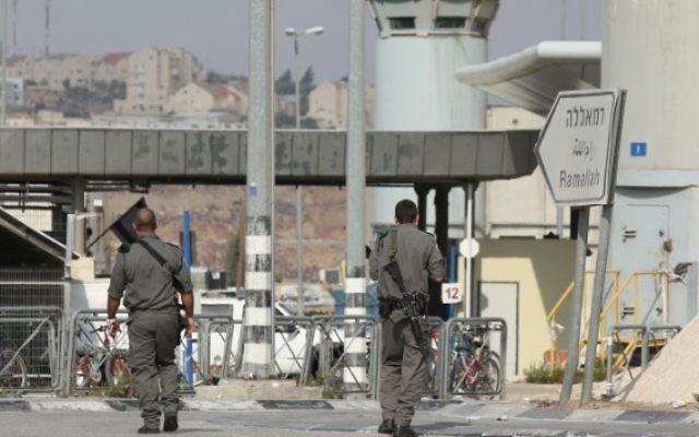 La police des frontières au checkpoint de Qalandiya, le 23 octobre 2012. Illustration. (Crédit : Oren Nahshon/Flash90)