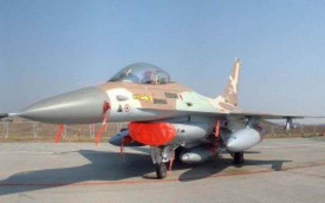 Le F-16A Netz 243 de l''Armée de l'Air israélienne piloté par le colonel Ilan Ramon dans l'Opération Opéra de bombardement du réacteur nucléaire de Saddam Hussein à Osirak en 1981 (KGyST / Wikipedia)