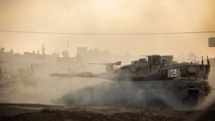 Un tank israélien dans la bande de Gaza pendant l'opération Bordure protectrice, le 31 juillet 2014. (Crédit : unité des portes-paroles de l'armée israélienne)