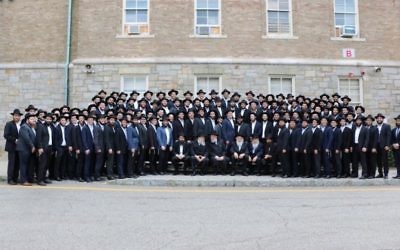 Les diplômés du séminaire rabbinique du Habad à leur cérémonie d'ordination à Morristown, le 26 juin 2016. (Crédit : Chabad.org via JTA)