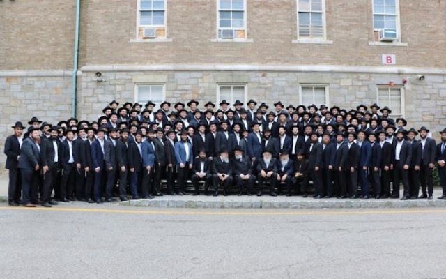 Les diplômés du séminaire rabbinique du Habad à leur cérémonie d'ordination à Morristown, le 26 juin 2016. (Crédit : Chabad.org via JTA)