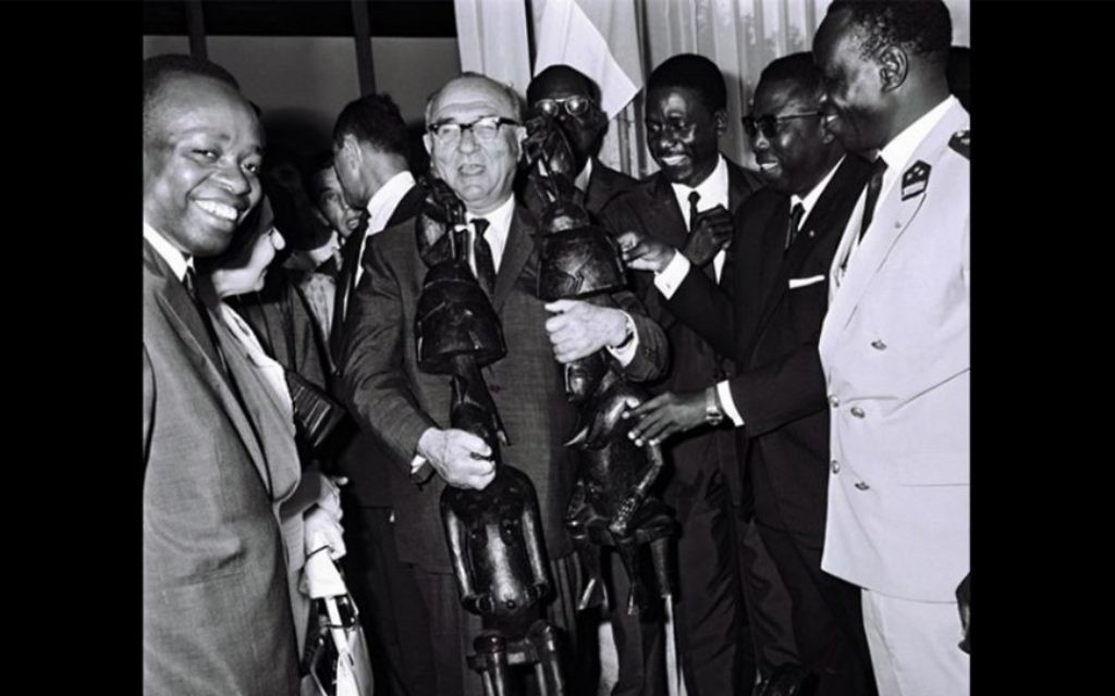 Le Premier ministre Levi Eshkol en Côte d'Ivoire, le 1er juin 1966. (Crédit : Moshe Fridan/GPO)
