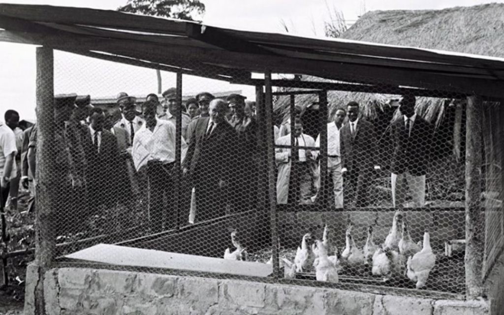 Le Premier ministre Levi Eshkol visite un nouveau village, similaire à un moshav, en Côte d'Ivoire, le 1er juin 1966. (Crédit : Moshe Fridan/GPO)