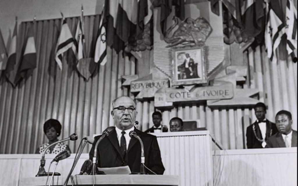 Le Premier ministre Levi Eshkol en Côte d'Ivoire, en juin 1966. (Crédit : Moshe Fridan/GPO)