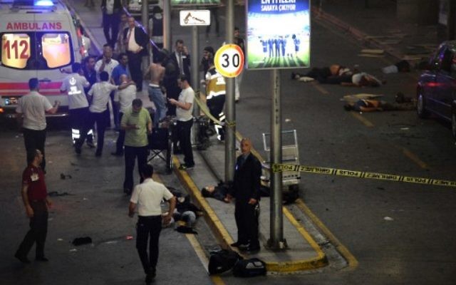 Des secouristes interviennent auprès de personnes allongées au sol (à droite), après un triple attentat suicide qui a tué 36 personnes et en a blessé 147, le 28 juin 2016. (Crédit : AFP/Ilhas)