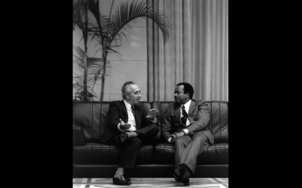 Le Premier ministre Shimon Peres rencontre le président camerounais Paul Biya à Yaoundé, la capitale du pays, le 25 août 1986. (Crédit : Nati Harnik/GPO)