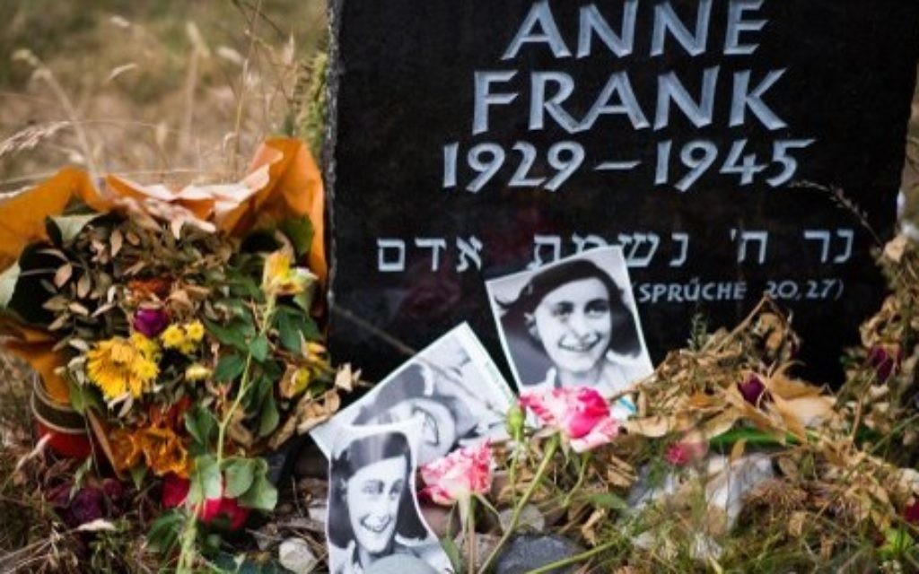 Pierre de commémoration pour Anne Frank et sa sœur Margot, dans l'ancien camp de prisonniers et de concentration de Bergen Belsen, à Bergen, nord d'Hanovre, dans le centre de l'Allemagne, le 21 juin 2015. (Crédits : AFP / Nigel Treblin)