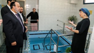 Le ministre des Services religieux David Azulay visite un mikvé de luxe dans l'implantation israélienne d'Alon Shvut, le 25 août 2015 (Crédit : Gershon Elinson/Flash90) 