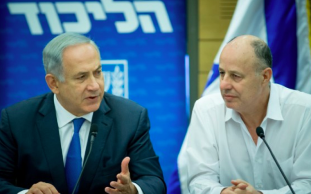 Le Premier ministre Benjamin Netanyahu et Tzahi Hanegbi en 2016. (Crédit : Yonatan Sindel/Flash90)