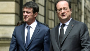 Le Premier ministre français Manuel Valls (L), et le président français François Hollande (R), reviennent à pied à l'Elysée le 15 juin 2016, à Paris, après une cérémonie au ministère de l'Intérieur pour rendre un hommage à un policier français et sa compagne, qui ont été tués le 13 Juin par un homme se réclamant du groupe Etat islamique. (Crédit :  AFP/ ALAIN JOCARD)