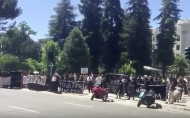 Capture d’écran de la marche néo-nazie suite à laquelle plusieurs personnes ont été hospitalisées à Sacramento, le 26 juin 2016 (Crédit : capture d'écran YouTube)