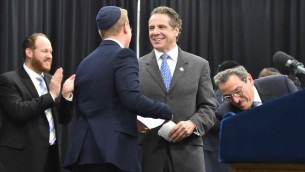 Le gouverneur de New York Andrew Cuomo tient un discours lors d’une réunion publique à la yeshiva Shaare Torah à Brooklyn, New York, le 17 mai 2015. (Crédits : bureau du gouverneur de l’Etat de New York / Kevin P. Coughlin / via JTA) 