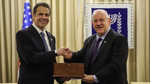 Le président israélien Reuven Rivlin (à dr.), rencontre le gouverneur de New York Andrew Cuomo dans la résidence présidentielle à Jérusalem, le 13 août 2014. (Crédits : Flash 90).