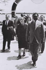 Golda Meir, alors ministre des Affaires étrangères, avec des responsables kényans à son arrivée à Nairobi, Kenya, en 1963. (Crédit : GPO)
