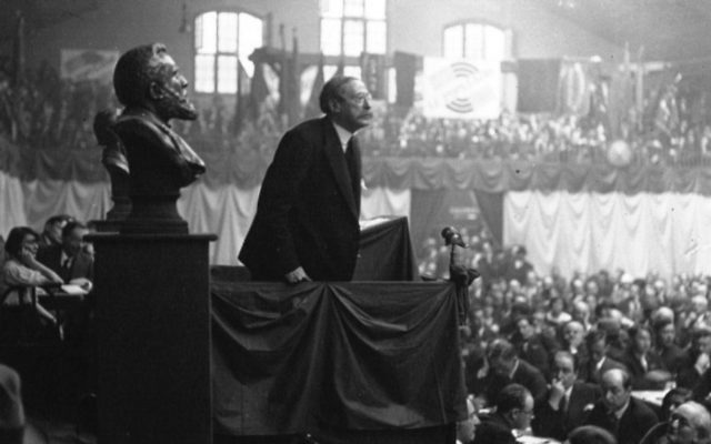 Congrès socialiste : discours de Léon Blum en 1932 (Crédit : domaine public)