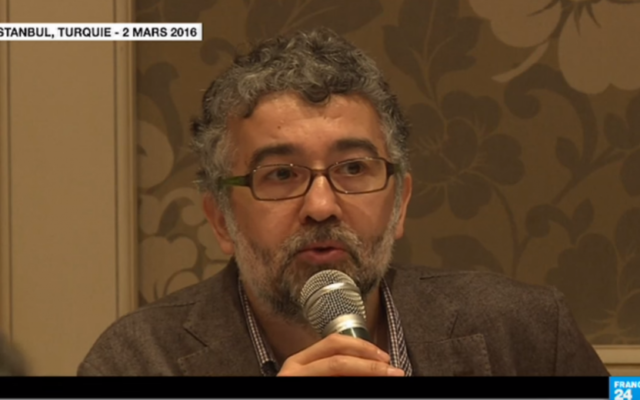 Erol Önderoglu, journaliste et représentant de Reporters sans Frontières en Turquie, lors d'une interview en mars 2016. (Crédits : capture d'écran YouTube / France 24)